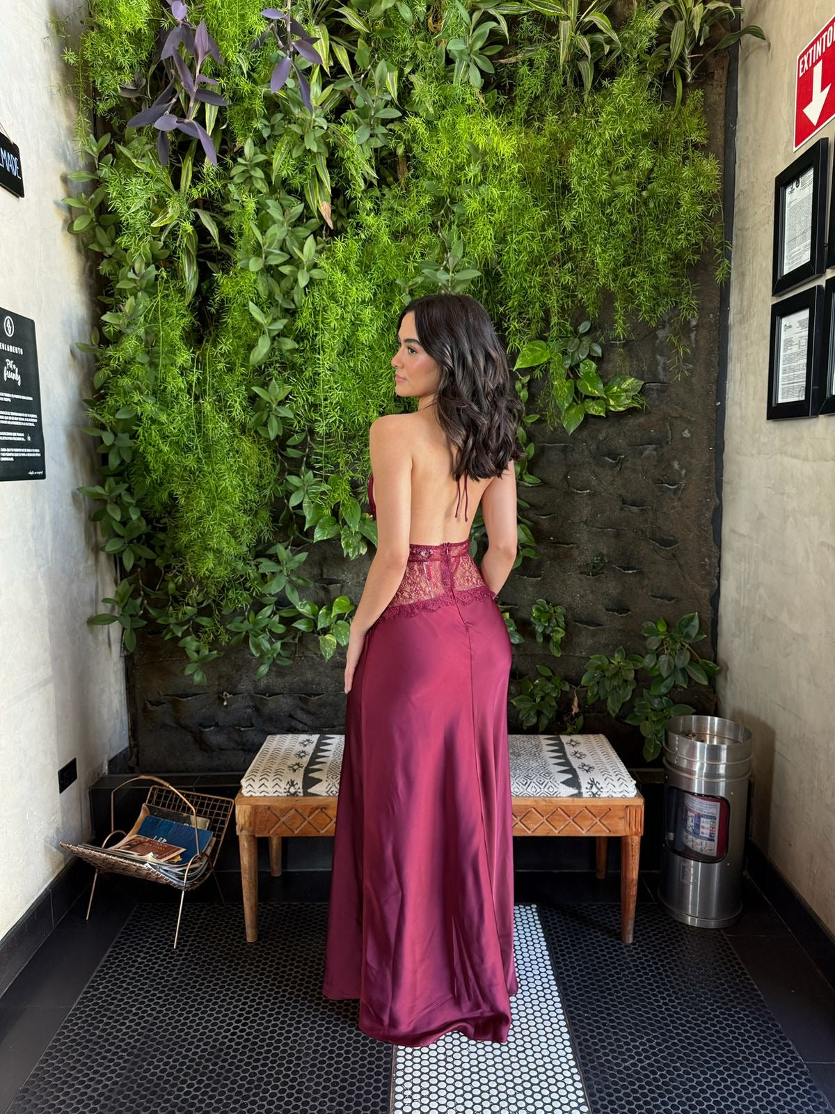 Vestido Halter con Transparencia de Encaje