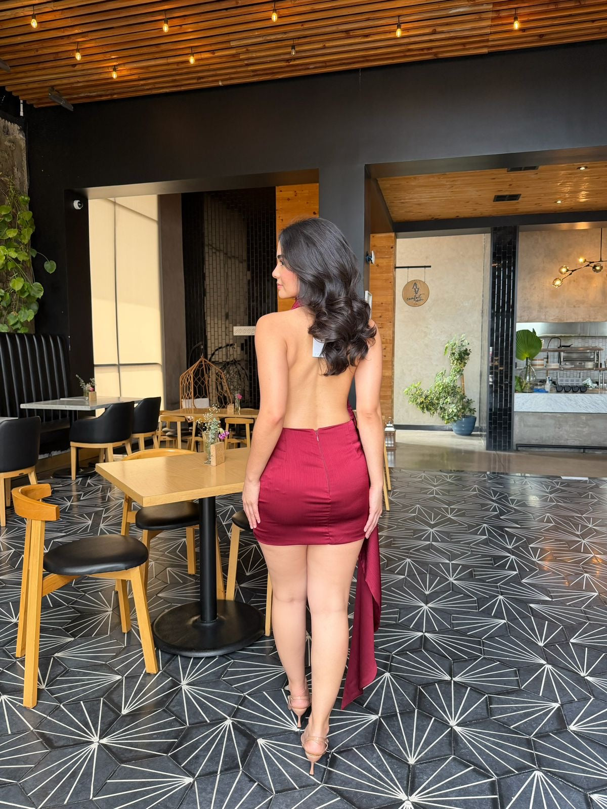 Vestido Halter Satinado con Estola
