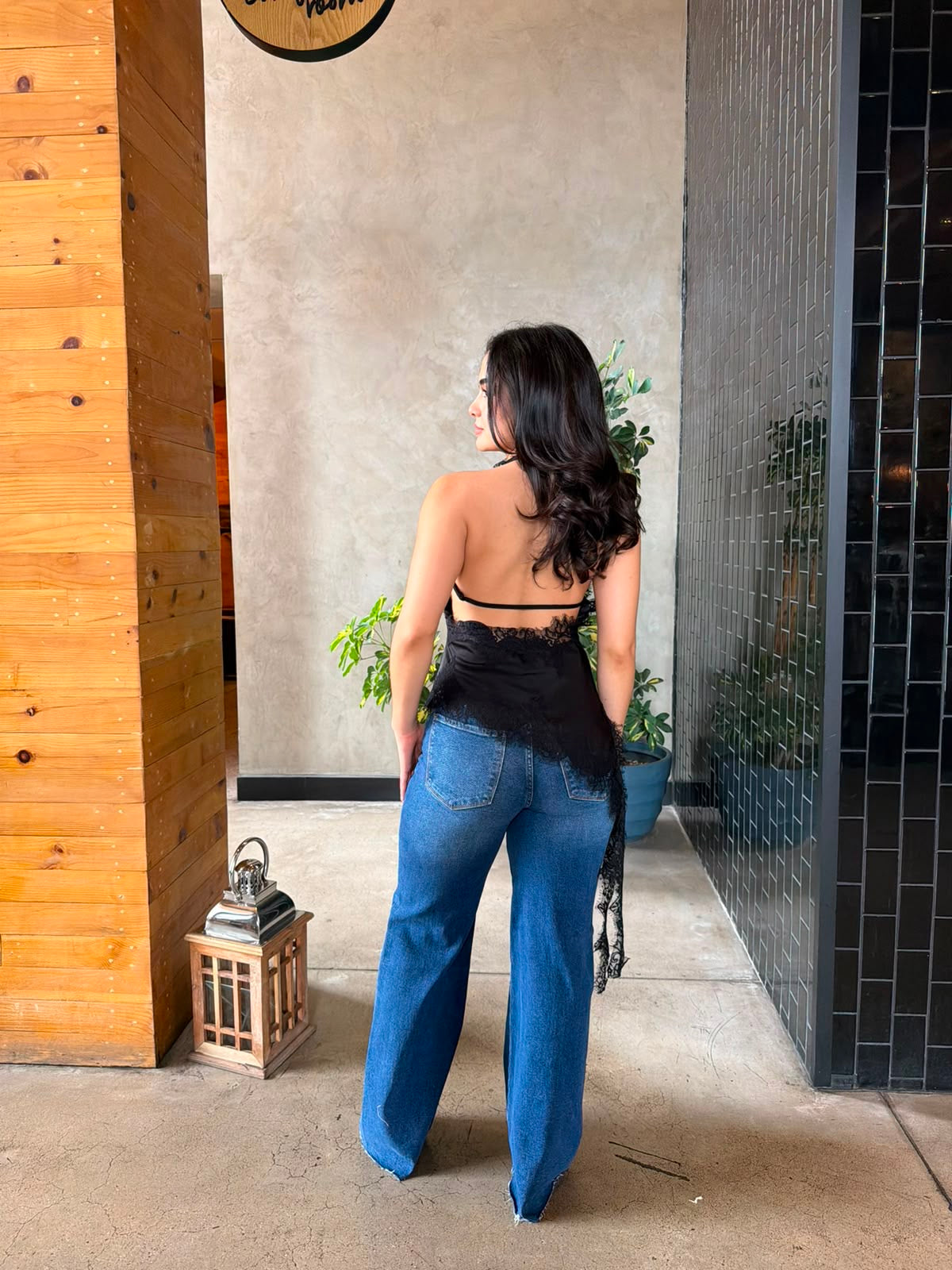 Blusa Halter Asimétrica con Encaje