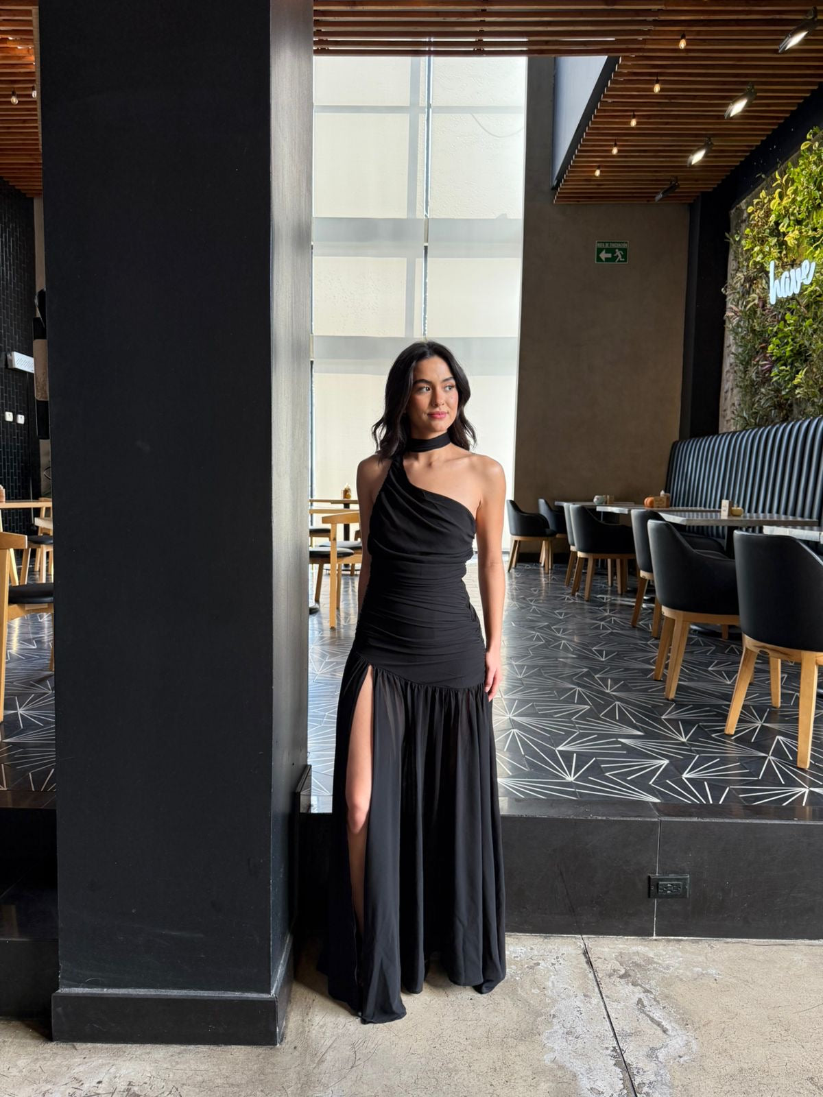 Vestido Asimétrico con Gargantilla