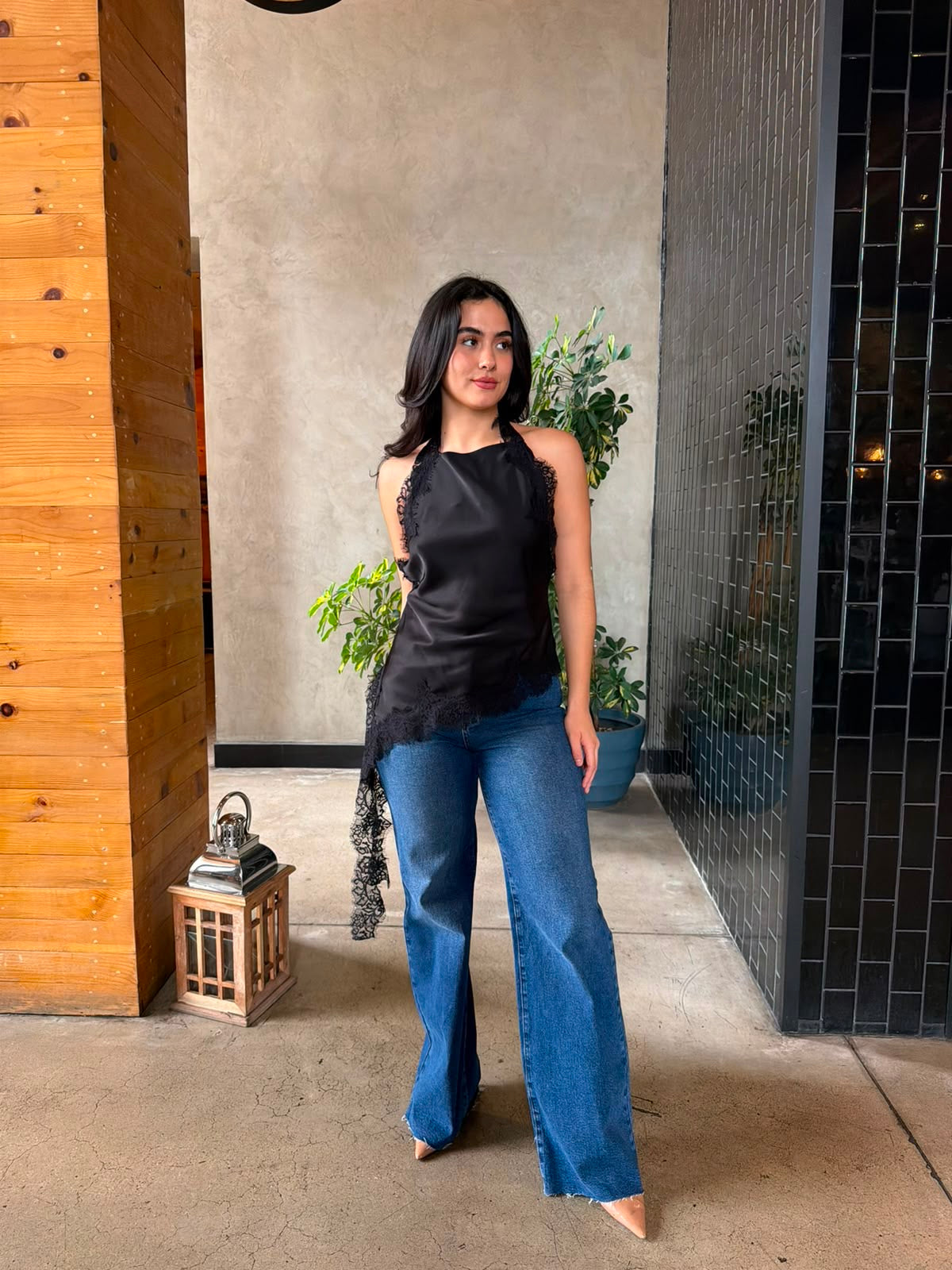Blusa Halter Asimétrica con Encaje