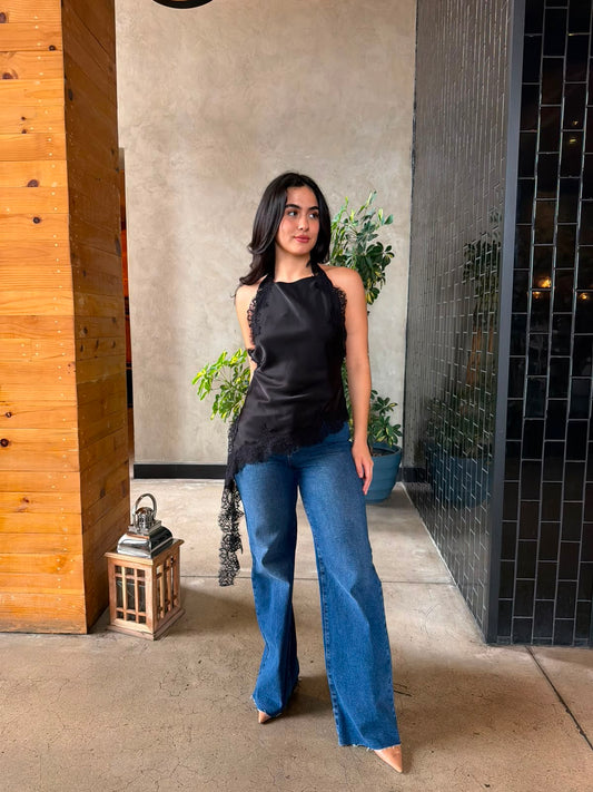 Blusa Halter Asimétrica con Encaje
