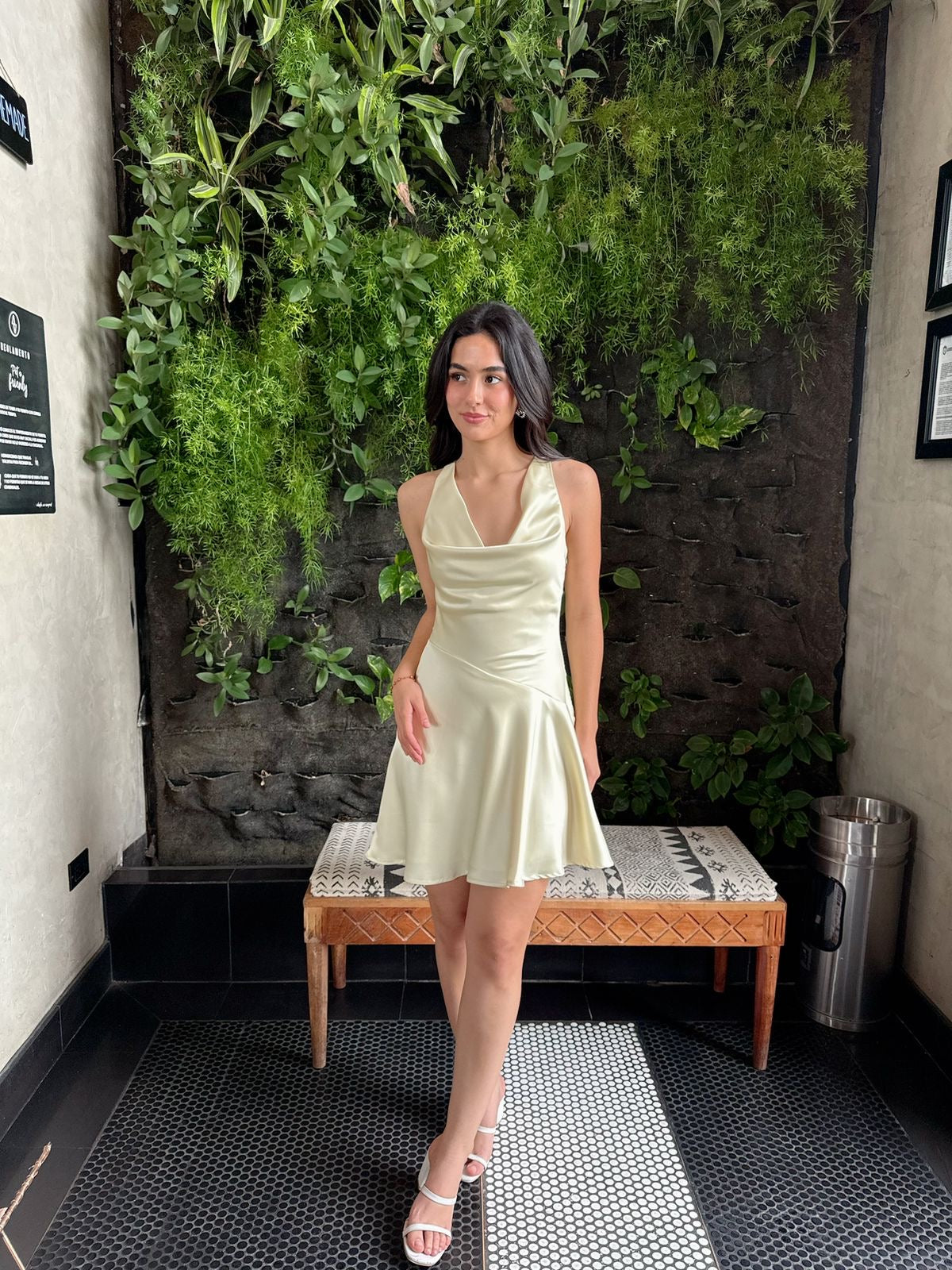 Vestido Satin Escote Espalda