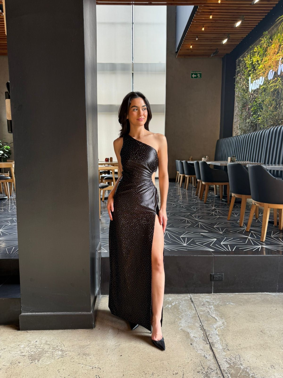 Vestido un Hombro Satin destellos plata