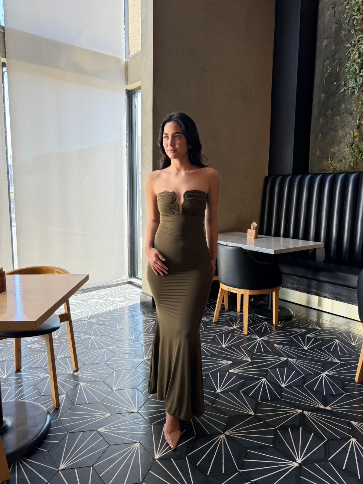 Vestido Midi Strapless con Escote Ondulado