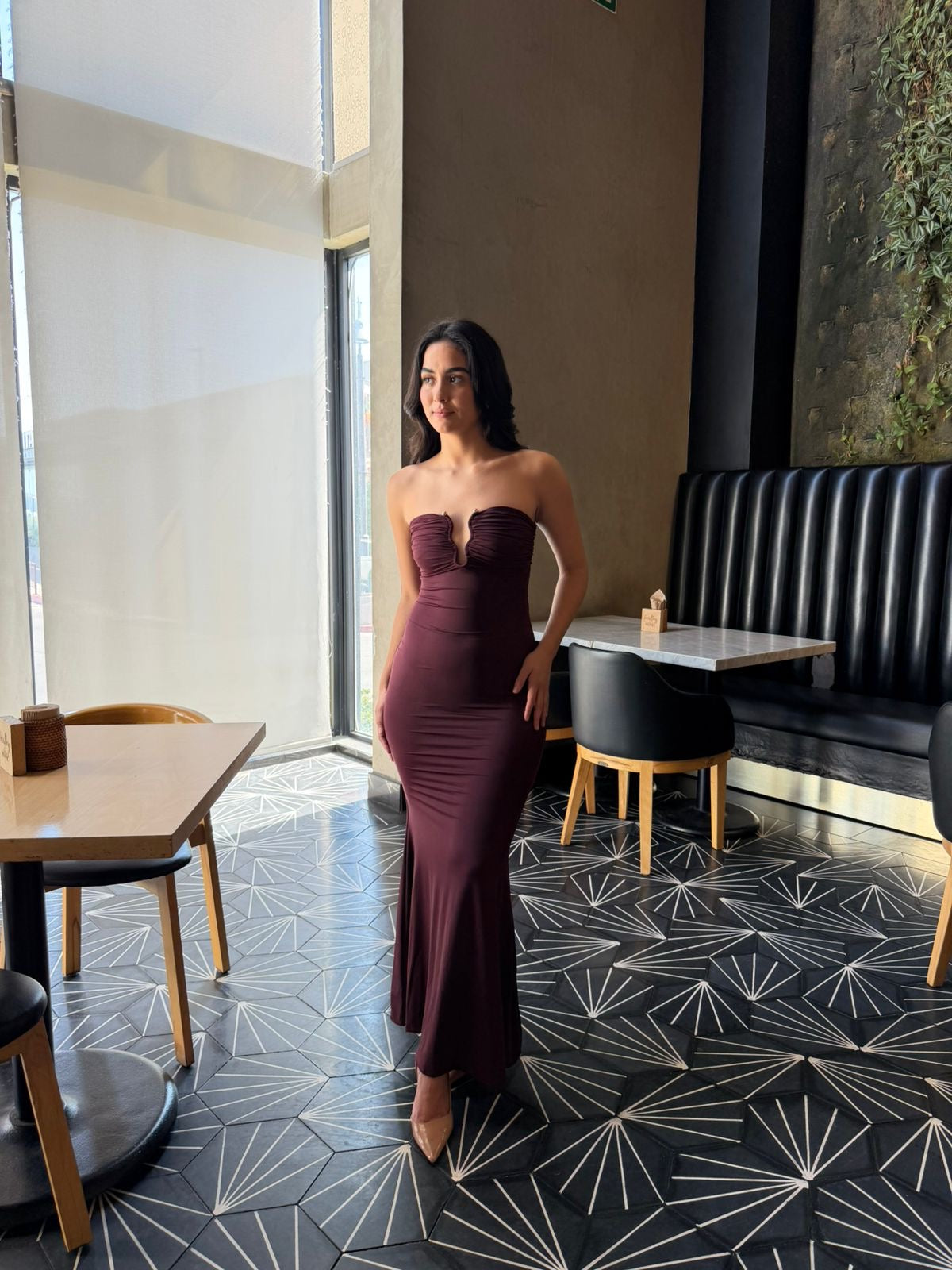 Vestido Midi Strapless con Escote Ondulado