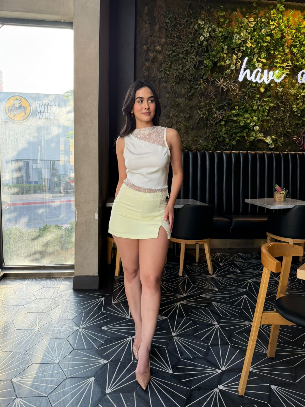 Blusa con Encaje Asimétrico