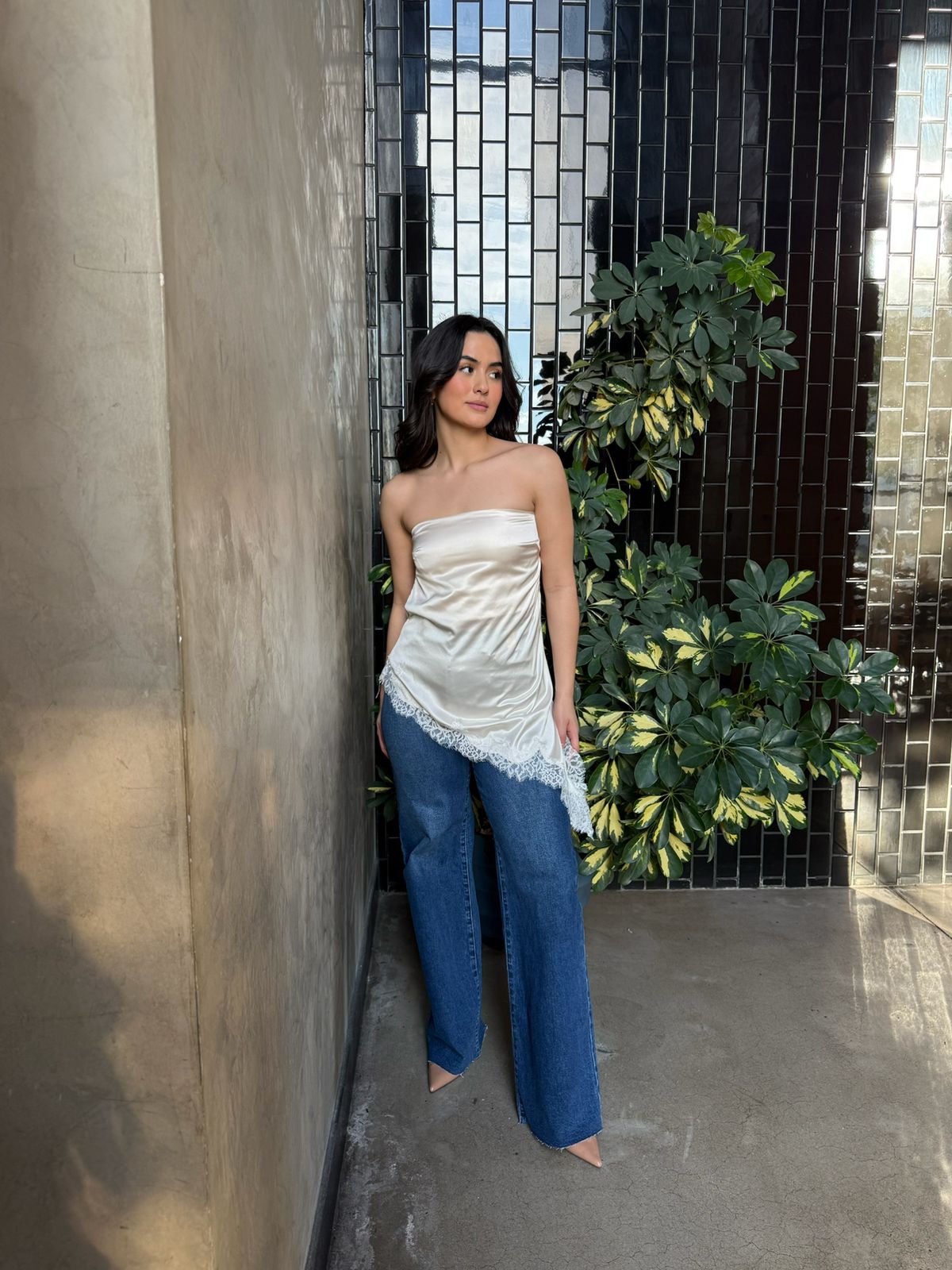 Blusa Larga Strapless Asimétrica Satinada