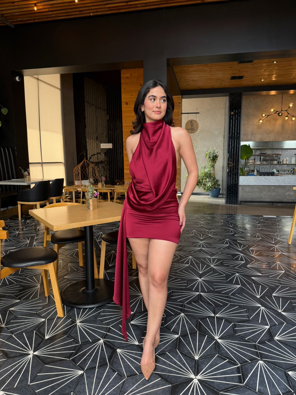Vestido Halter Satinado con Estola