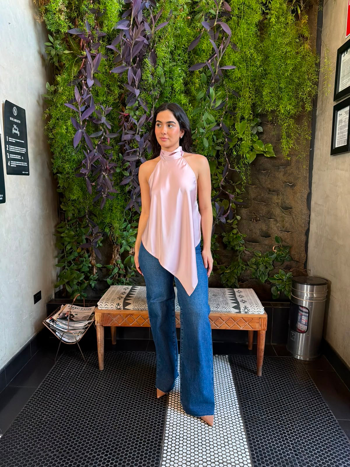 Blusa Halter Satinada Descubierta - Rosa