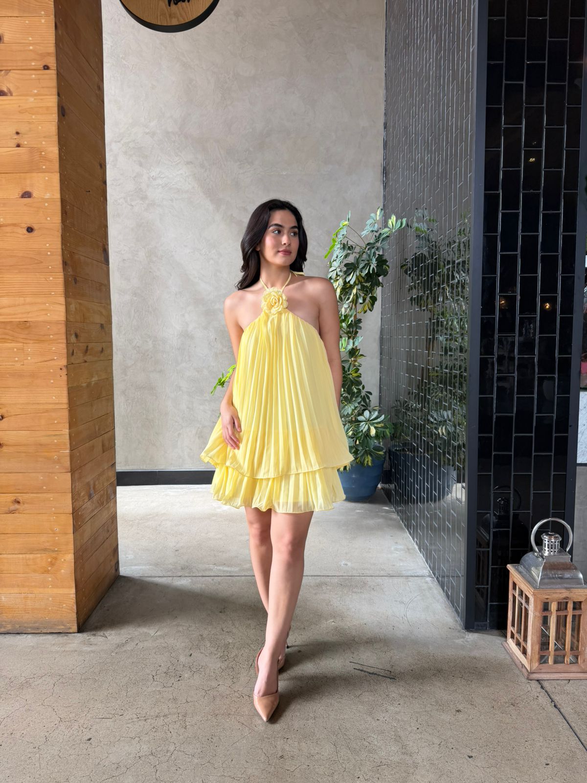 Vestido Plisado con Flor Amarillo